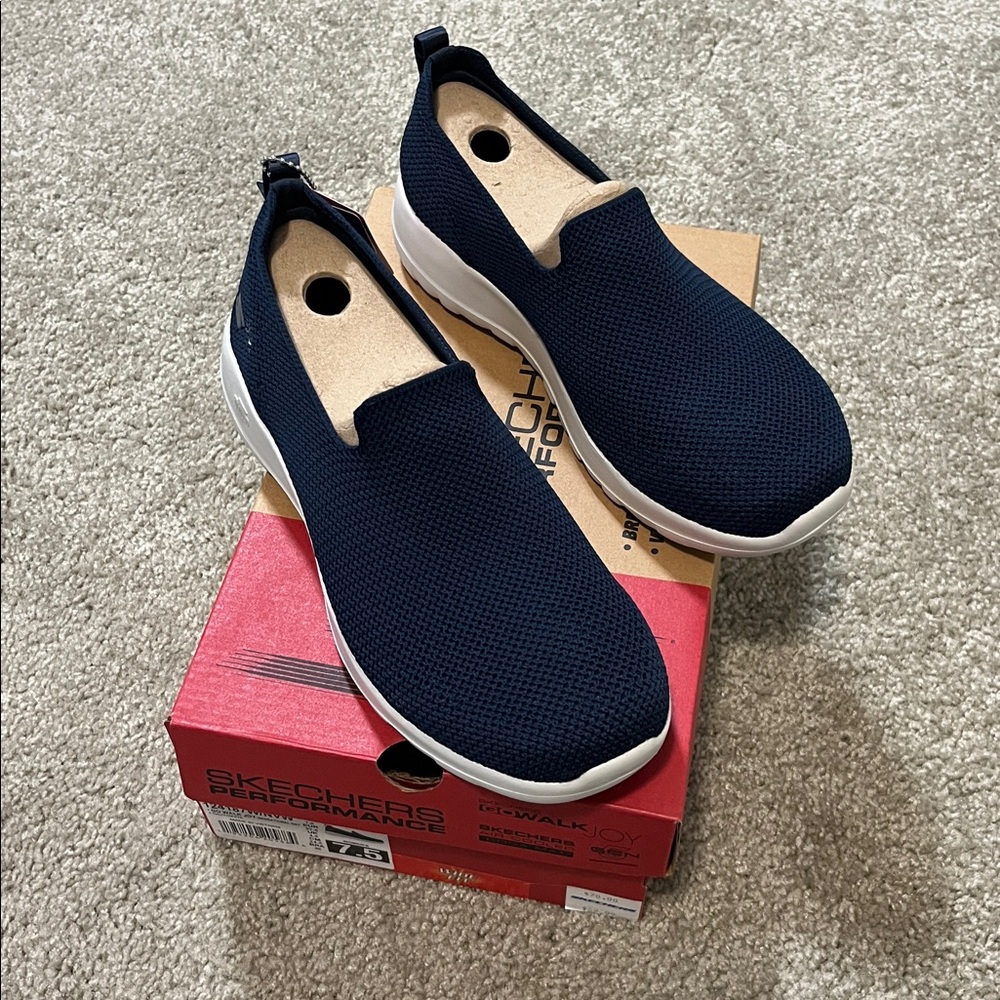 NWOT Womens Skechers Quick Fit slip on navy mesh shoes - 7.5W
